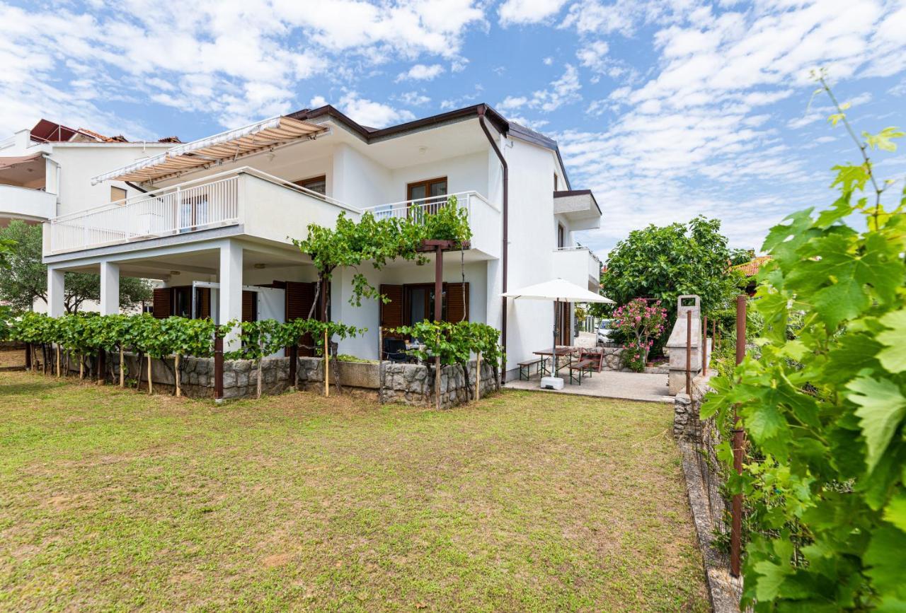 Apartments Vjeko Krk Town Exterior photo